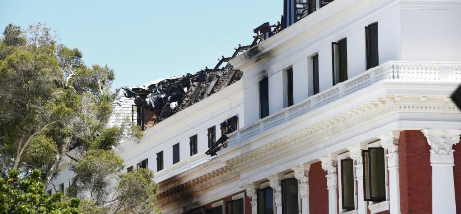 Le parlement du Cap, qui a perdu son toit dans l'incendie, le 4 janvier 2022
