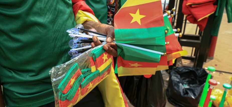 Des maillots et des produits dérivés en vente dans les rues de Yaoundé, la capitale du Cameroun, le 5 janvier 2022 à 4 jours du coup d'envoi de la CAN