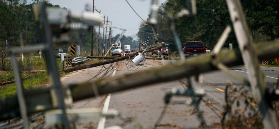 Des poteaux électriques à terre après le passage de l'ouragan Ida à Albany, en Louisiane, le 2 septembre 2021