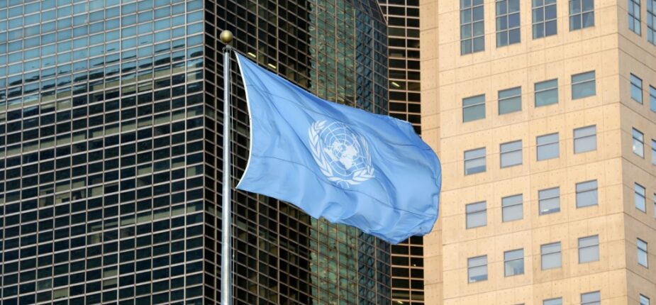 Le drapeau des Nations unies devant le siège de l'ONU, à New York, le 23 septembre 2019