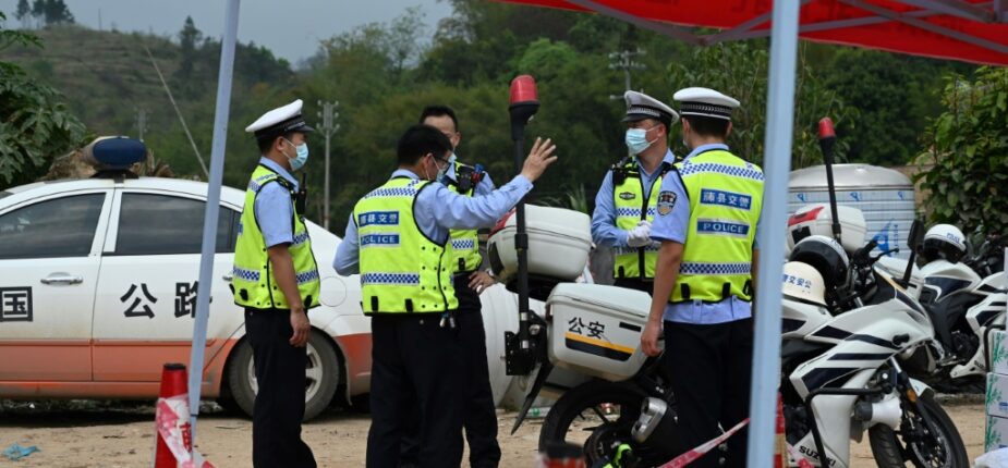 Poste de contrôle de la police chinoise près du lieu du crash, le 23 avril 2022 dans le village de Langnan, dans le sud de la Chine