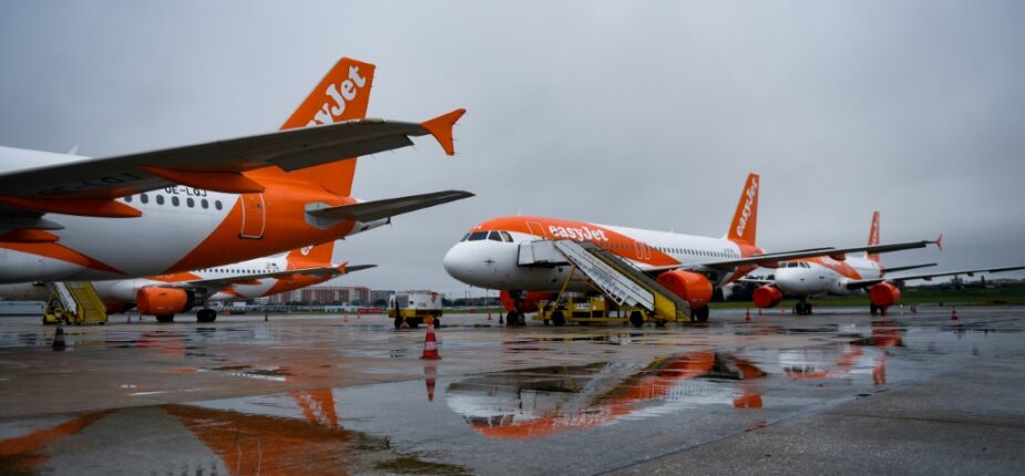 Des avions de la compagnie EasyJet sur le tarmac de l'aéroport Humberto Delgado de Lisbonne le 9 avril 2020