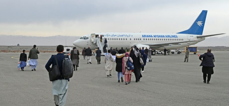 Des passagers embarquent à bord d'un avion de la compagnie Ariana Afghan Airlines à destinationd e Kaboul le 5 février 2022 à Hérat