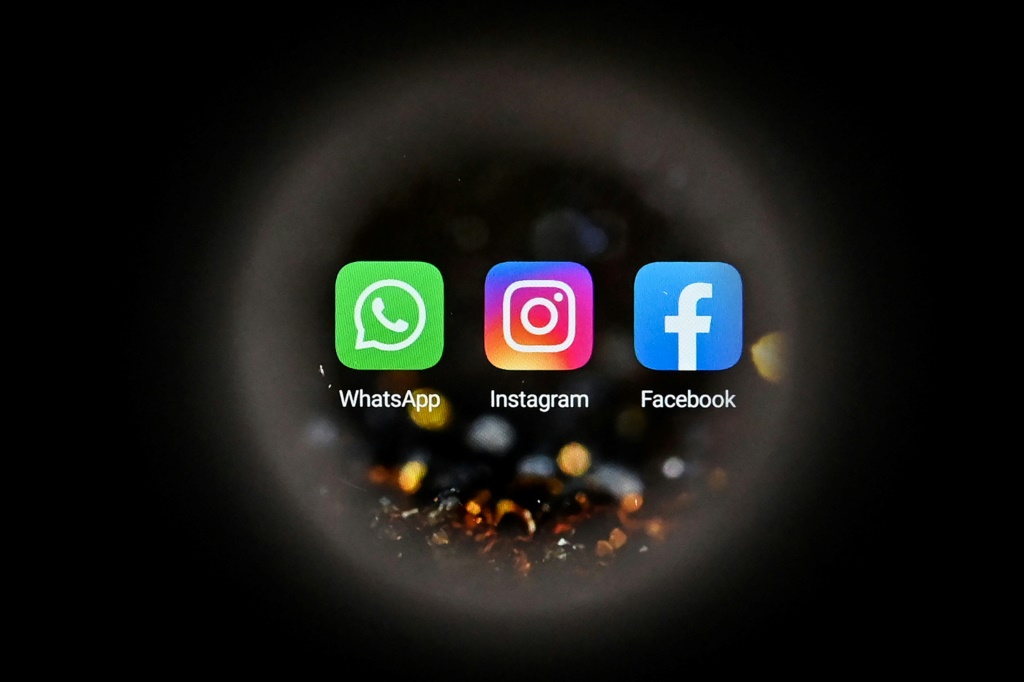 Réseaux sociaux Facebook, Instagram, WhatsApp