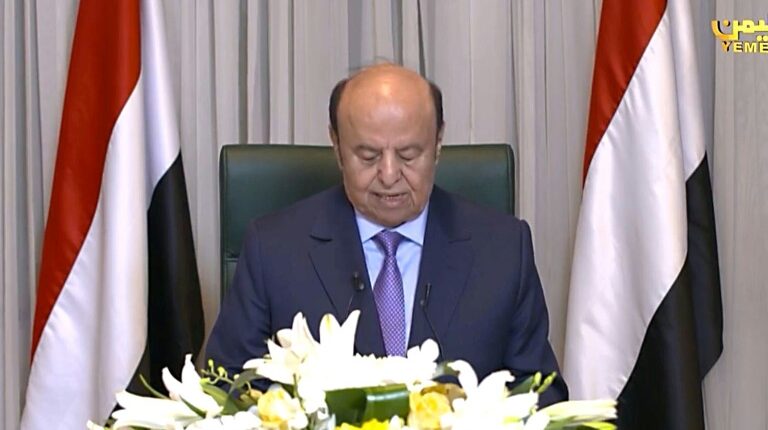 Image diffusée par la télévision yéménite du président Abd Rabbo Mansour Hadi, exilé à Ryad, annonçant remettre ses pouvoirs à un nouveau conseil, le 7 avril 2022