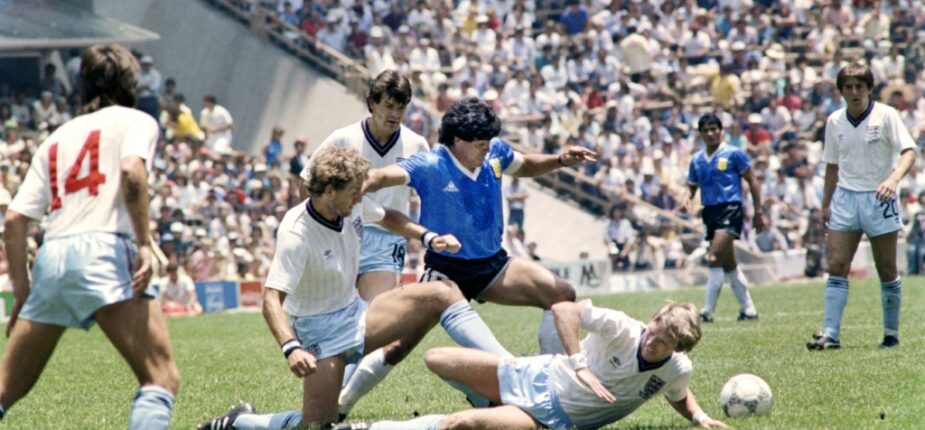 Le milieu de terrain Diego Maradona slalome au milieu de la défense anglaise avant de marquer le 2e but, lors de la victoire de l'Argentine (2-1) en quart de finale de la Coupe du monde, le 22 juin 1986 à Mexico