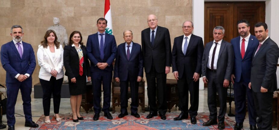Photo fournie le 7 avril 2022 par l'agence libanaise Dalati et Nohra du président Michel Aoun, entouré de son Premier ministre et de la délégation du FMI emmenée par Ernesto Ramirez-Rigo