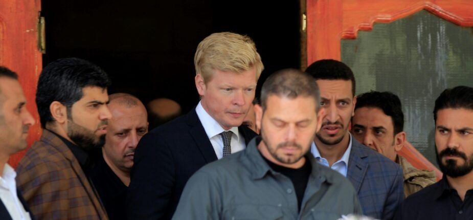 L'envoyé spécial de l'ONU pour le Yémen, Hans Grundberg (c), à son arrivée à l'aéroport de Sanaa, le 11 avril 2022 au Yémen
