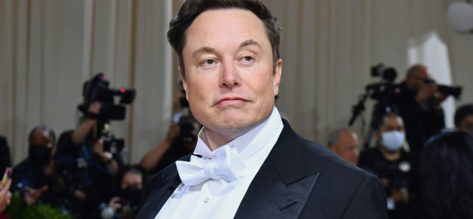 Elon Musk à son arrivée au gala du Met, le 2 mai 2022 à New York