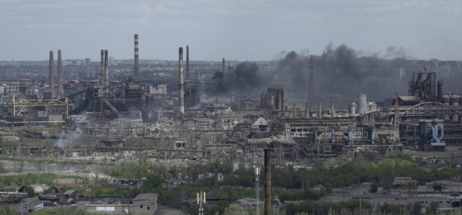 Vue de l'aciérie Azovstal assiégée par l'armée russe à Marioupol (Ukraine), le 10 mai 2022