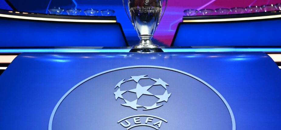 Le trophée de la Ligue des champions exposé avant le tirage au sort des groupes de la Ligue des champions à Istanbul, le 26 août 2021