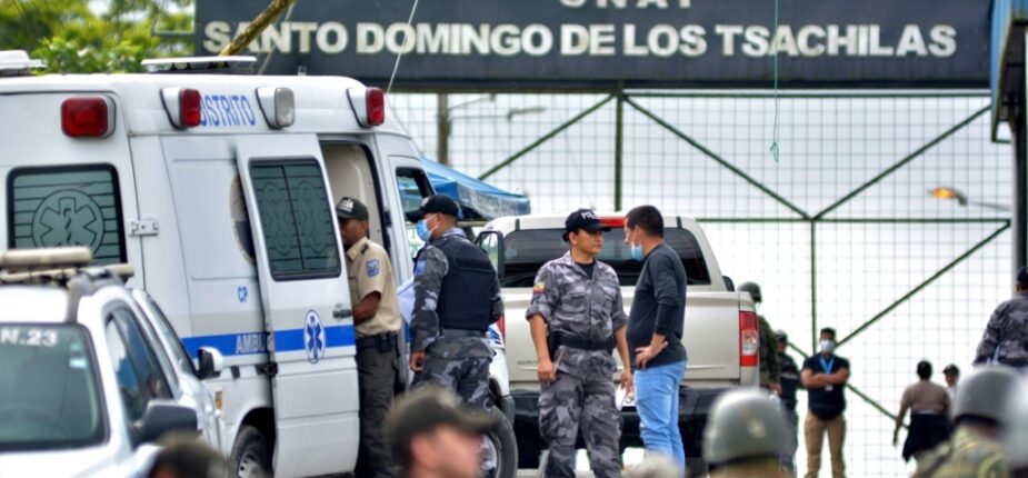Vue de l'extérieur de la prison de Bellavista après une émeute, le 9 mai 2022 dans la province de Santo Domingo de los Tsachilas (Equateur)