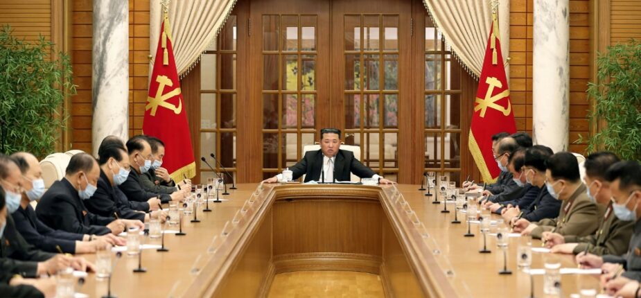 Le dirigeant nord-coréen Kim Jong Un président un bureau politique du Parti des travailleurs, à Pyongyang, le 12 mai 2022