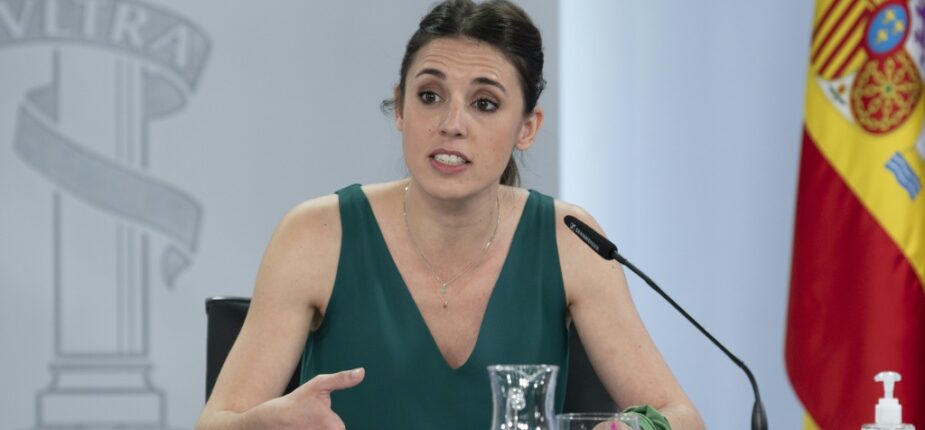 La ministre espagnole pour l'Egalité, Irene Montero, présente un projet de congés menstruels unique en Europe, le 17 mai 2022 à Madrid à l'issue du conseil des ministres