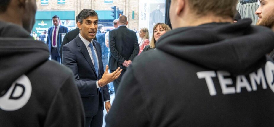 Le Chancelier de l'Echiquier Rishi Sunak lors d'une visite dans un magasin d'articles de sports, à Londres le 11 mai 2022