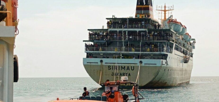 Des secouristes évacuent les passagers du ferry KM Sirimau échoué sur des hauts fonds, le 19 mai 2022 près des côtes de Lembata, en Indonésie