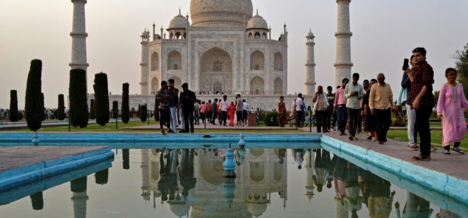 Des touristes au Taj Mahal à Agra (Inde), le 19 mai 2022