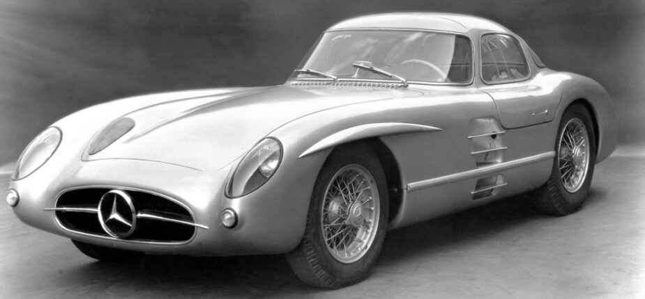 Une Mercedes-Benz Coupé 300 SLR Uhlenhaut en juillet 1955, dont un exemplaire a battu un record mondial de vente aux enchères