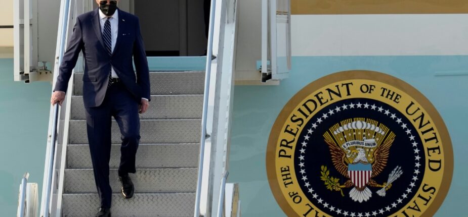 Le président américain Joe Biden débarque de l'avion Air Force One, à son arrivée à la base aérienne d'Osan, le 20 mai 2022 près de Séoul