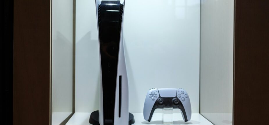 Une console PlayStation 5 exposée au siège de Sony à Tokyo, le 9 mai 2022