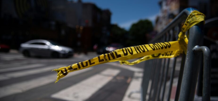 Un ruban de police déchiré accroché à une barrière de sécurité au lendemain d'une fusillade qui a fait trois morts et 11 blessés, le 5 juin 2022 à Philadelphie, en Pennsylvanie