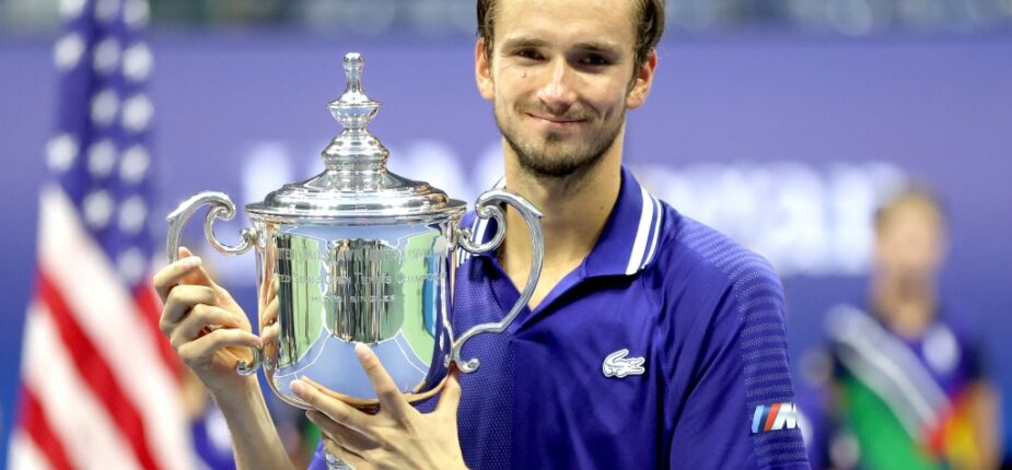 Le Russe Daniil Medvedev pose avec son trophée de l'US Open, le 12 septembre 2021 à New York, après sa victoire en finale face au Serbe Novak Djokovic.