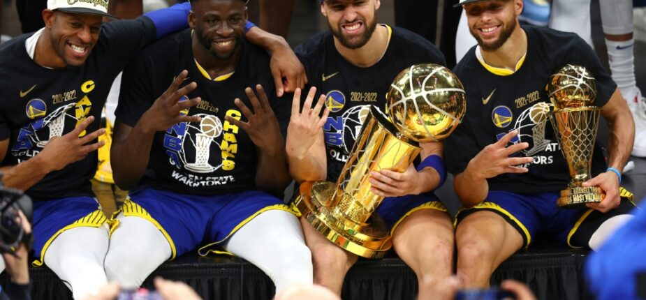 Andre Iguodala, Draymond Green, Klay Thompson et Stephen Curry prennent la pose après la conquête de leur quatrième titre NBA ensemble sous les couleurs des Warriors, le 16 juin 2022 à Boston.