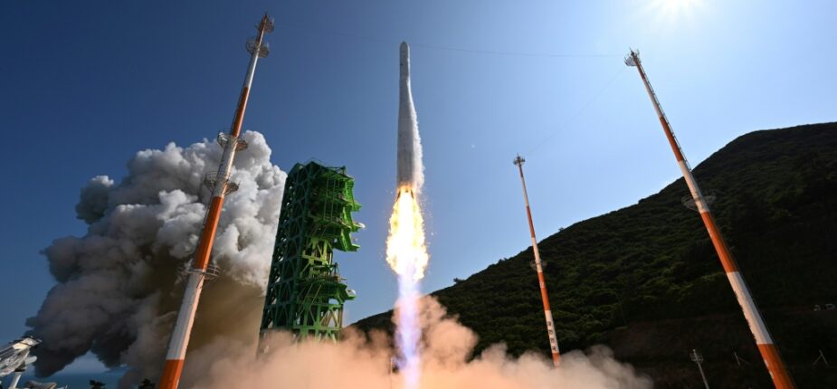 La Corée du Sud a lancé sa première fusée spatiale de conception nationale, quelques mois après l'échec en octobre d'un premier lancement