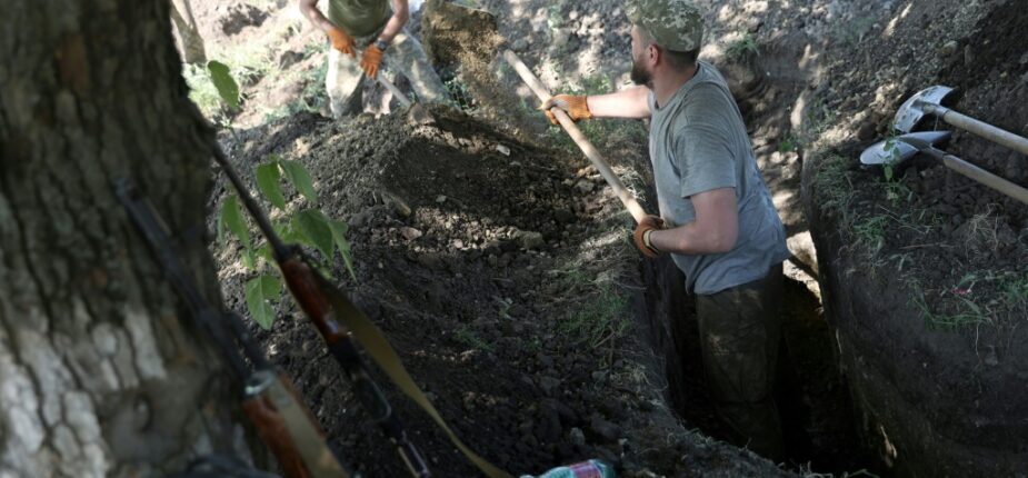 Un soldat ukrainien creuse une tranchée le 21 juin 2022 dans les environs de Lyssytchansk (Ukraine)