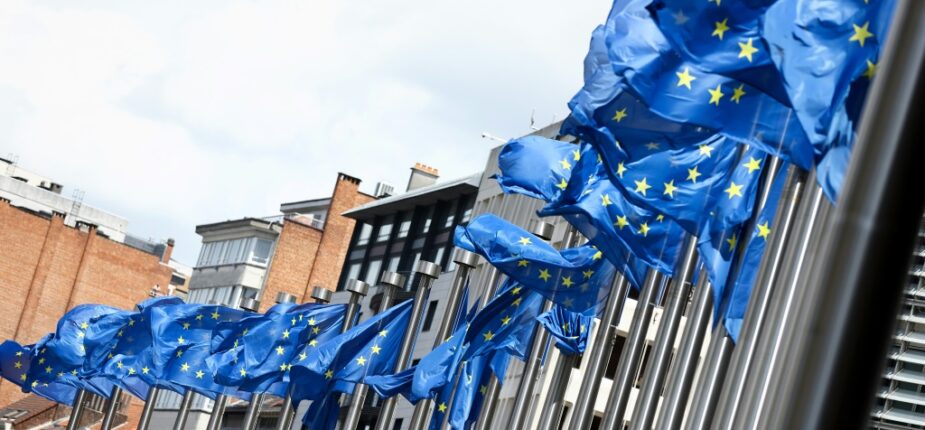 Des drapeaux de l'Union européenne flottent devant à la commission européenne à Bruxelles le 12 janvier 2022