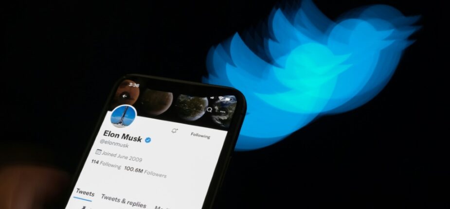 Le logo de Twitter et le compte d'Elon Musk, le 8 juillet 2022 à Los Angeles