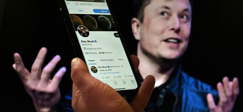 Un portrait d'Elon Musk et son compte Twitter sur l'écran d'un smartphone, le 14 avril 2022 à Washington