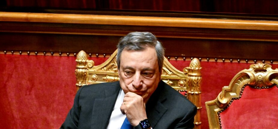 Mario Draghi suit le débat sur la crise gouvernementale au Sénat à Rome, le 20 juillet 2022