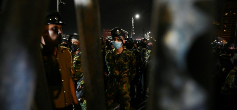 Des soldats srilankais arrivent dans le campement des manifestants à Colombo, le 22 juillet 2022