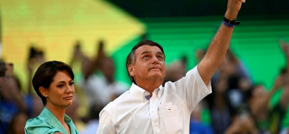 Le président d'extrême droite brésilien Jair Bolsonaro et son épouse Michelle lors d'un meeting à Rio, le 24 juillet 2022
