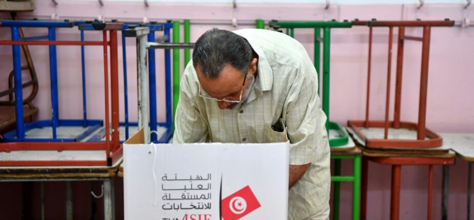 Un Tunisien vote au référendum sur la Constitution, le 25 juillet 2022 à Tunis