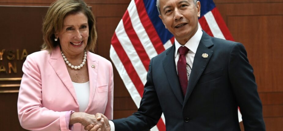 Photo diffusée le 2 août 2022 par le Département malaisien de l'Information de la présidente de la Chambre des représentants américaine, Nancy Pelosi, et du président de la chambre basse du Parlement malaisien Azhar Azizan Harun (d), à Kuala Lumpur