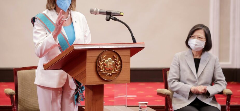 La présidente de la Chambre des représentants américaine Nancy Pelosi (g) et la présidente taïwanaise Tsai Ing-wen, le 3 août 2022 à Taipei