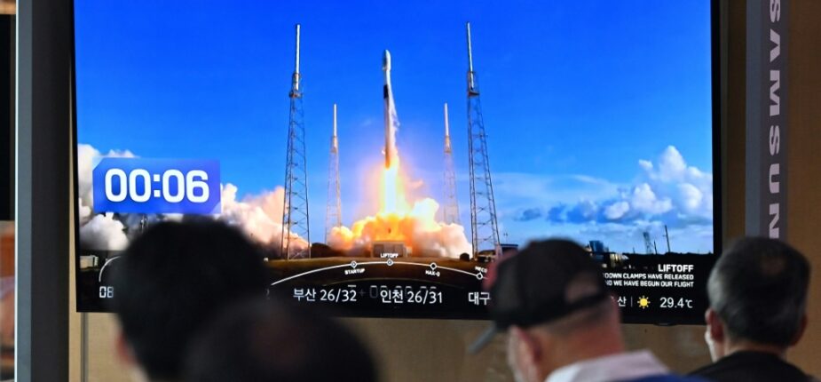 Un écran géant dans une gare de Séoul diffuse des images du lancement d'une fusée Falcon 9 de Space X transportant Danuri, le premier orbiteur lunaire sud-coréen