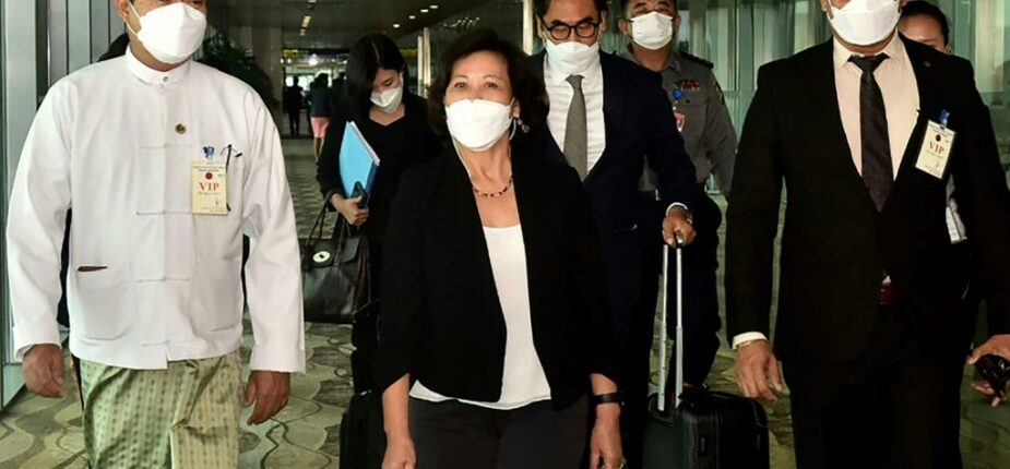 Photo fournie le 16 août 2022 par le service d'information militaire birman de l'émissaire des Nations unies pour la Birmanie, Noeleen Heyzer (c) à son arrivée à l'aéroport de Rangoun.