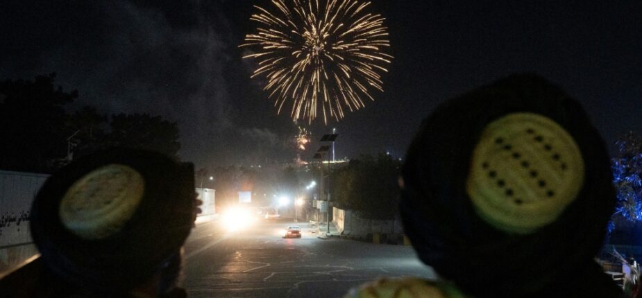 Des combattants talibans allument des feux d'artifice dans le ciel de Kaboul (Afghanistan) pour le 1er anniversaire de la fin de la guerre avec les Etats-Unis, le 30 août 2022
