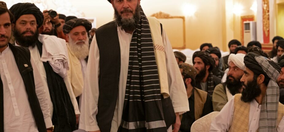 Bashar Noorzaï (au centre), un chef de guerre proche des talibans afghans, lors d'une conférence de presse à l'hôtel Intercontinental de Kaboul, le 19 septembre 2022