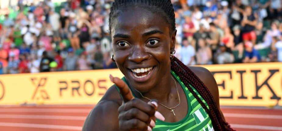 La Nigériane Tobi Amusan après son titre de championne du monde de 100 m haies, à Eugene, le 25 juillet 2022