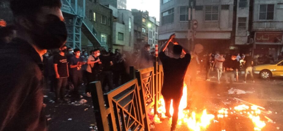 Une photo obtenue par l'AFP le 21 septembre 2022 montre des manifestants descendant dans les rues de la capitale Téhéran lors d'une manifestation pour Mahsa Amini