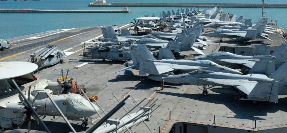 Des avions sont stationnés sur le pont du porte-avions à propulsion nucléaire USS Ronald Reagan de la marine américaine, alors qu'il est à quai dans un port de Busan, à 390 kilomètres au sud de Séoul, le 23 septembre 2022