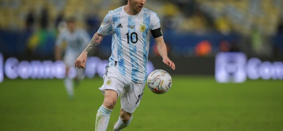 L'attaquant argentin Lionel Messi contrôle le ballon lors de la finale de Copa America contre le Brésil, à Rio de Janiero, le 10 juillet 2021