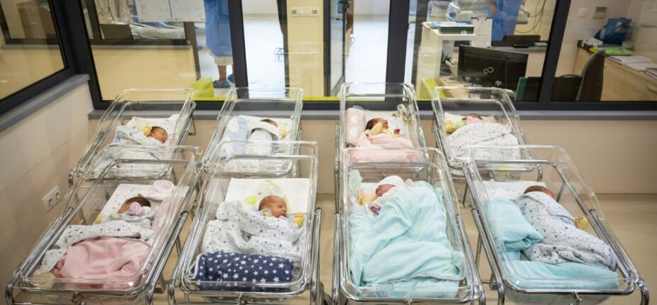 Des nouveau-nés dans une maternité à Sofia en Bulgarie, le 14 octobre 2022