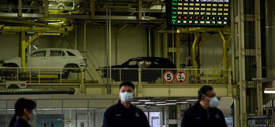 Une ligne de production du constructeur allemand Mercedes Benz, à Pékin le 17 février 2022