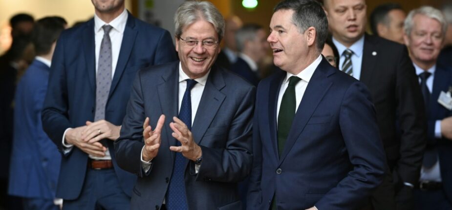 Le commissaire européen à l'Economie Paolo Gentiloni.échange avec le ministre irlandais des Finances Paschal Donohoe à Bruxelles le 8 novembre 2022