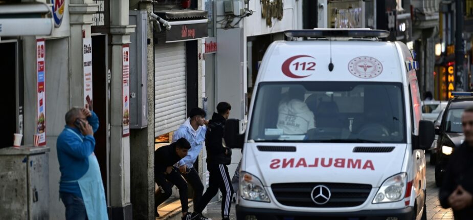 AFPUne ambulance dans la zone de la rue commerçante d'Itstiklal, après une explosion d'origine inconnue, le 13 novembre 2022 à Istanbul
